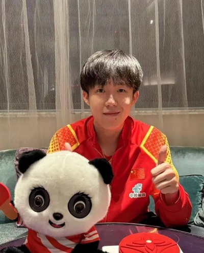 场边话痨局，王楚钦王艺迪观赛全程聊不停，国乒轮休队员组起解压聊天室