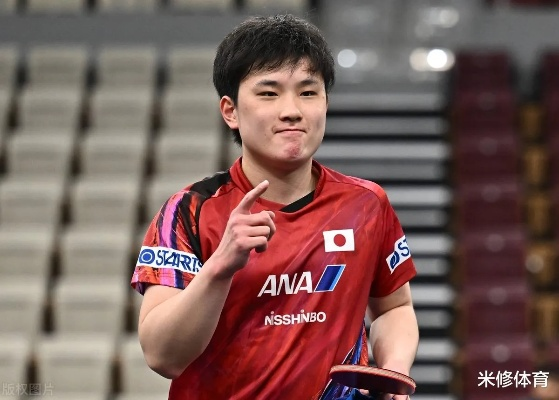 暖心一幕！张本智和赢球后比心引好奇，遭对手围住耐心示范爱的含义