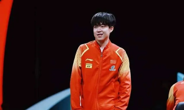 夸赞声中的球拍声，王楚钦采访间隙的悄悄努力